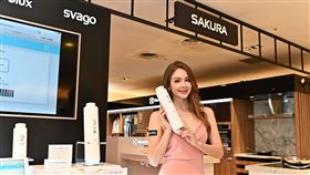 甜心廚師安妮實際操作「櫻花跨世代RO淨水器」，對台灣櫻花新推出淨水器的無桶美觀、一擰即換、智能水龍頭等特點感到滿意。（圖／廠商提供）