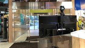 為因應武漢肺炎（COVID-19、新冠肺炎）疫情，國道各服務區109年4月1日起將全面提升防疫措施，除將公廁洗手台更換為感應式水龍頭，並調整出水量以提供用路人正確洗手服務外，亦配置紅外線熱像儀及額溫槍；此外，也會針對進入服務大廳民眾全面量測體溫，確保公共場站安全。（圖／高公局提供）