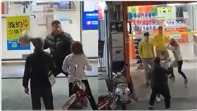 桃園,通訊行,安全帽,打人（圖／翻攝自爆料公社）