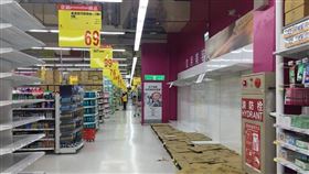 衛生紙喊漲　各賣場貨架都空了！網友嚇傻：世界末日？
圖／翻攝自新竹爆料公社臉書