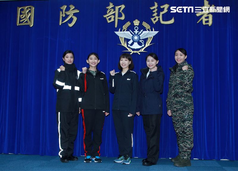 海軍採用知名品牌，照顧官兵精神及滿足官兵穿著實際需求。（記者邱榮吉/攝影）