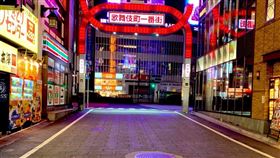 ▲假日晚上的新宿歌舞伎町淨空蕩蕩沒有客人。（圖／翻攝自推特）