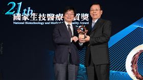 遠東生技總經理闕鴻達(右邊)國家生技醫療品質獲獎照片。（圖／遠東生技提供）