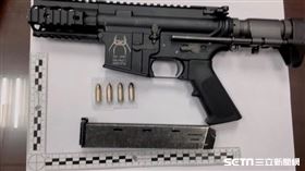 台南市刑大在陳姓藥頭據點搜出M4改造步槍。（圖／翻攝畫面）