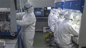 中國加強篩查 無症狀感染者可望列入通報陸媒30日報導，中國相關部門近期可望公開無症狀感染者的統計資料，並建立「發現一例通報一例」的制度。圖為2月廣東一臨床檢驗中心的工作人員趕工檢測新型冠狀病毒核酸樣本。（中新社提供）中央社　109年3月31日