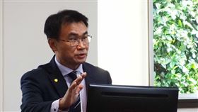 立委憂農業界口罩不夠  陳吉仲：本週配送武漢肺炎疫情蔓延，有立委憂心農業界口罩不夠用；農委會主委陳吉仲（圖）25日在立法院經濟委員會表示，農委會已有盤點，口罩本週會陸續配送出去。中央社記者楊淑閔攝  109年3月25日