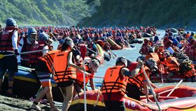 憂疫情未止歇　6月秀姑巒溪泛舟鐵人賽停辦交通部觀光局東部海岸國家風景區管理處主辦的秀姑巒溪國際泛舟鐵人三項競賽原定6月14日舉行，受武漢肺炎疫情影響，今年決定停辦賽事。圖為往年賽事情形。中央社記者李先鳳攝　109年3月31日