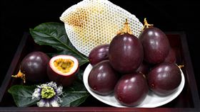 高屏區春季早收百香果高屏地區的百香果目前已上市，春季早收百香果產期為2月至6月，栽種時運用高屏地區冬季溫暖少雨的特色氣候，成功克服雨季果實好發的疫病，讓高屏區百香果品質穩定。（高雄區農改場提供）中央社記者郭芷瑄傳真　109年3月31日