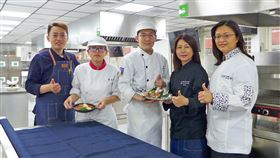 城市科大開設日本料理課　實習完可獲銀勳證照台北城市科技大學攜日本專家開設日本料理課程，學生修完餐飲管理系指定的日料課程後，再出國到日本料理店完成一年實習，即可獲得由日本官方政府認證的「銀勳」證照。（城市科大提供）中央社記者許秩維傳真 109年3月31日