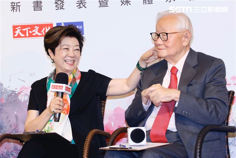張忠謀31日下午和太太張淑芬一起出席新書「引路：張淑芬與台積電用智慧行善的公益足跡」發表會。（圖／記者林聖凱攝影）