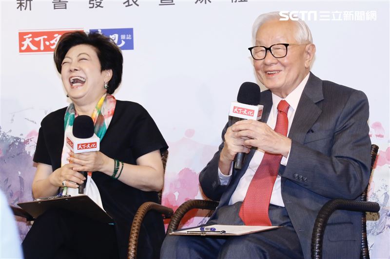 張忠謀31日下午和太太張淑芬一起出席新書「引路：張淑芬與台積電用智慧行善的公益足跡」發表會。（圖／記者林聖凱攝影）