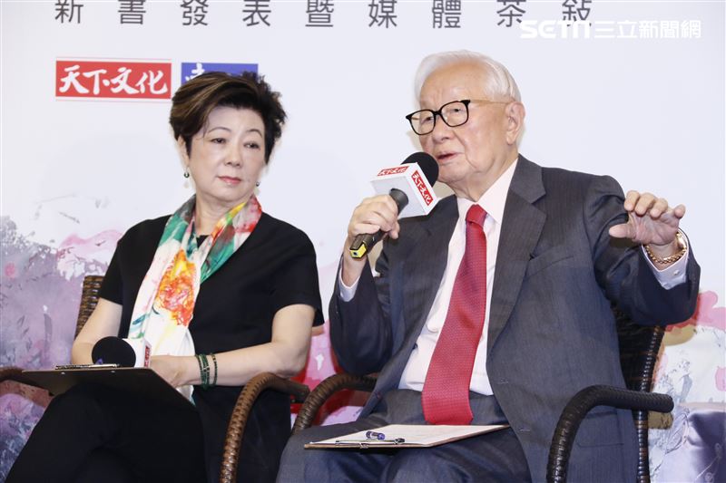 張忠謀31日下午和太太張淑芬一起出席新書「引路：張淑芬與台積電用智慧行善的公益足跡」發表會。（圖／記者林聖凱攝影）