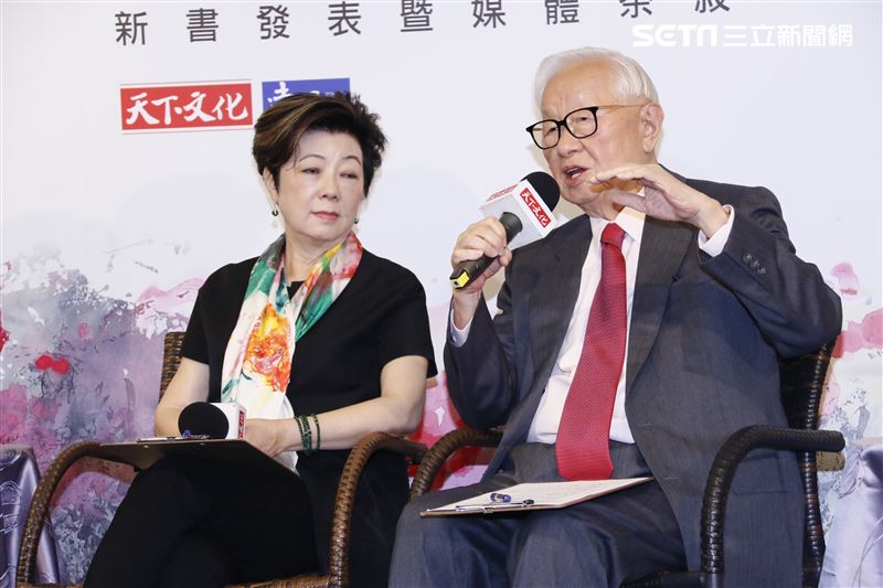 張忠謀31日下午和太太張淑芬一起出席新書「引路：張淑芬與台積電用智慧行善的公益足跡」發表會。（圖／記者林聖凱攝影）