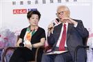 張忠謀31日下午和太太張淑芬一起出席新書「引路：張淑芬與台積電用智慧行善的公益足跡」發表會。（圖／記者林聖凱攝影）