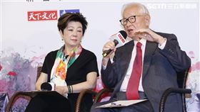 張忠謀31日下午和太太張淑芬一起出席新書「引路：張淑芬與台積電用智慧行善的公益足跡」發表會。（圖／記者林聖凱攝影）