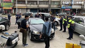 北市警方前往桃園龍潭區的超商門口逮獲陳姓搶匪。（圖／翻攝畫面）