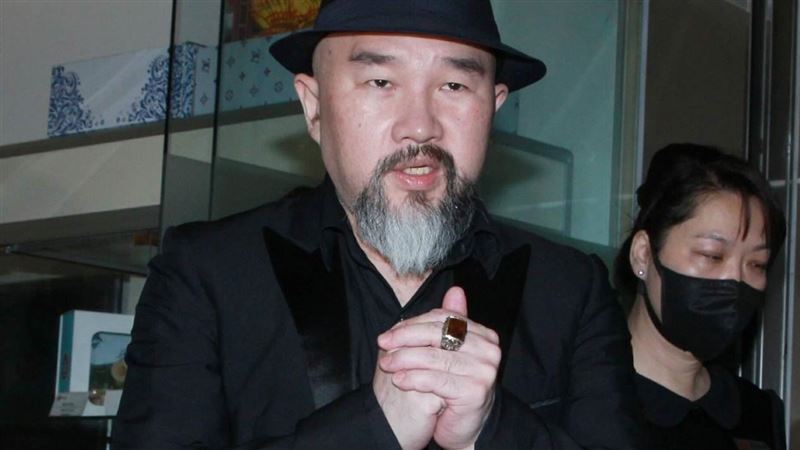 劉真靈堂關了　辛龍鞠躬10秒險淚崩