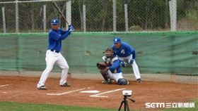 ▲富邦悍將工具人于森旭春訓牛棚看球。（圖／記者蕭保祥攝影）