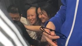 李亞鵬、竇靖童、周迅三人一同自拍。（圖／翻攝自娛樂圈探班微博）