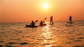 墾丁國家公園5海域　4月起開放立式划槳墾丁國家公園將自4月1日起，開放5處海域讓遊客從事無動力獨木舟及立式划槳（SUP）（圖）等活動，歡迎民眾前往遊憩，感受大自然美好。（墾管處提供）中央社記者郭芷瑄傳真　109年3月31日
