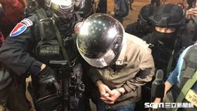 北市特勤中隊將陳姓銀行搶匪押解回台。（圖／記者楊忠翰攝影）