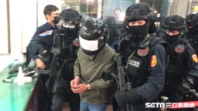 北市特勤中隊將陳姓銀行搶匪押解回台。（圖／記者楊忠翰攝影）