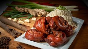 ▲台北福華大飯推出台式滷豬腳麵線 （圖／台北福華大飯店提供）