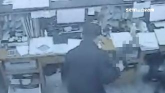 獨／進銀行就開槍　匪劫78萬畫面曝