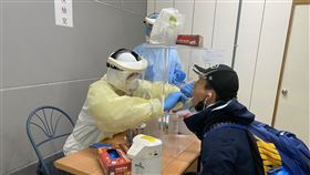 守護入境防疫第一線　聯新醫院院長輪值大夜採檢武漢肺炎（2019冠狀病毒疾病，COVID-19）疫情延燒，受到醫護人員人力吃緊影響，聯新國際醫院院長黃忠智等4人親自上場輪值「大夜班」採檢，以身作則為國人守護入境防疫第一線。（聯新國際醫院提供）中央社記者邱俊欽桃園機場傳真　109年3月31日