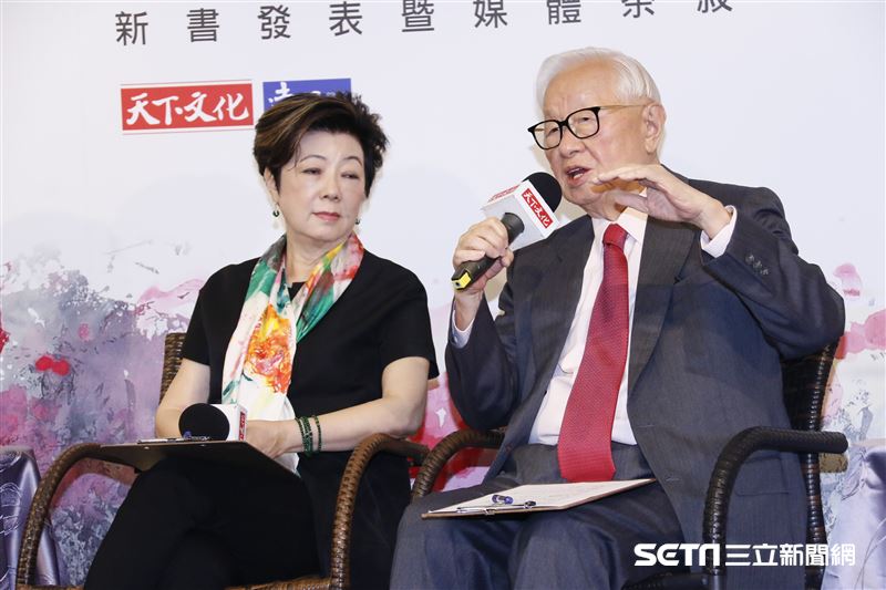 不畏疫情，張忠謀挺妻新書記者會，親筆序文好浪漫「除了台積電，還有芬」。（圖／記者林聖凱攝影）