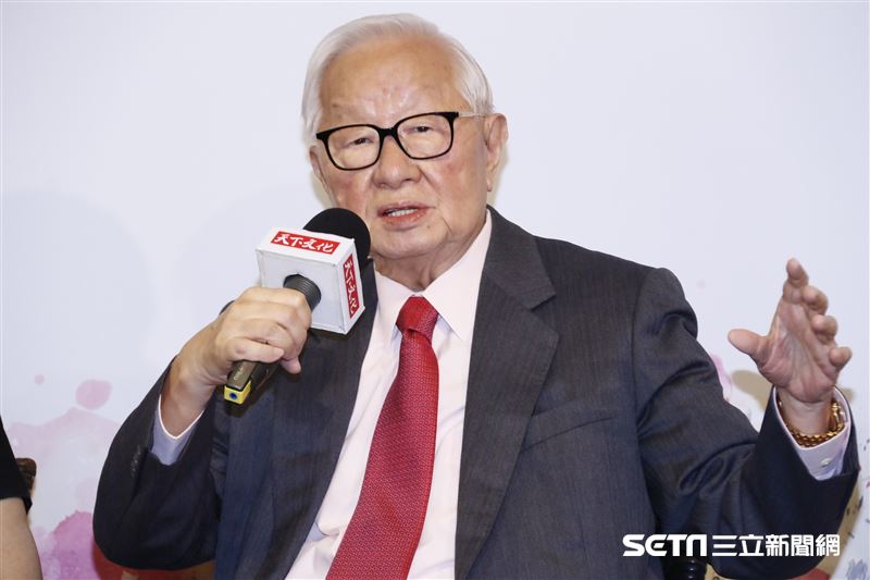 不畏疫情，張忠謀挺妻新書記者會，親筆序文好浪漫「除了台積電，還有芬」。（圖／記者林聖凱攝影）