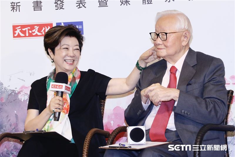不畏疫情，張忠謀挺妻新書記者會，親筆序文好浪漫「除了台積電，還有芬」。（圖／記者林聖凱攝影）