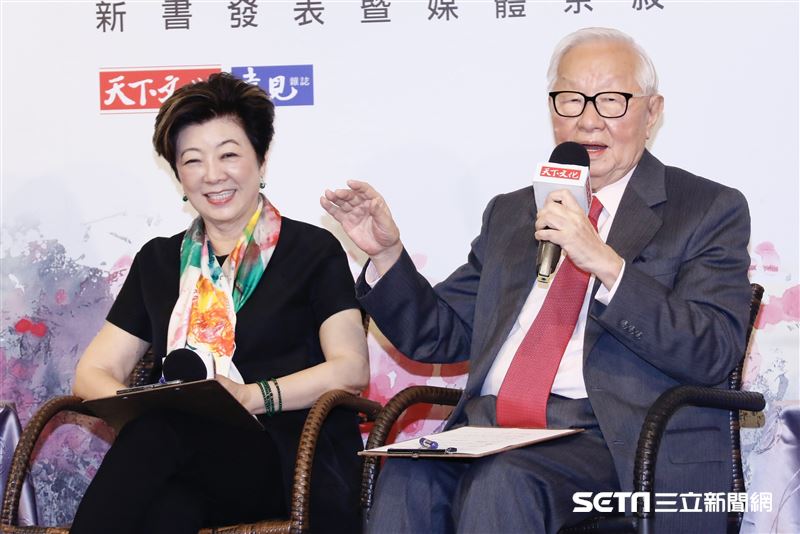 不畏疫情，張忠謀挺妻新書記者會，親筆序文好浪漫「除了台積電，還有芬」。（圖／記者林聖凱攝影）