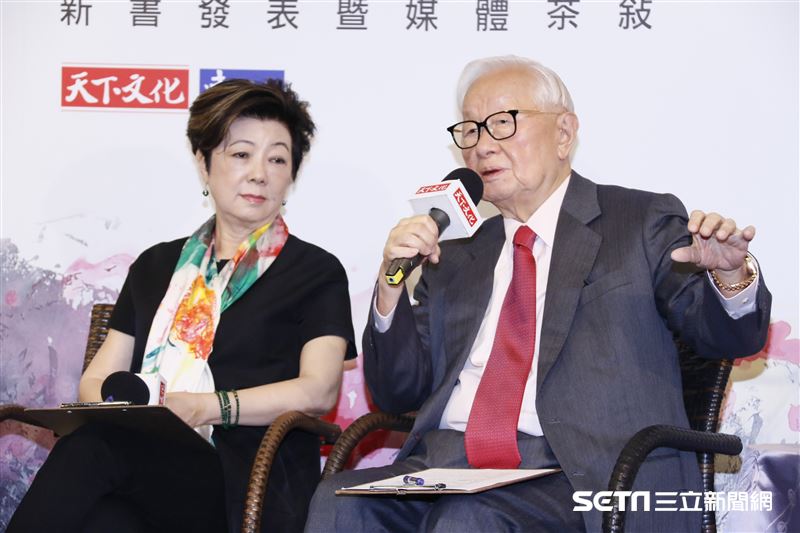 不畏疫情，張忠謀挺妻新書記者會，親筆序文好浪漫「除了台積電，還有芬」。（圖／記者林聖凱攝影）