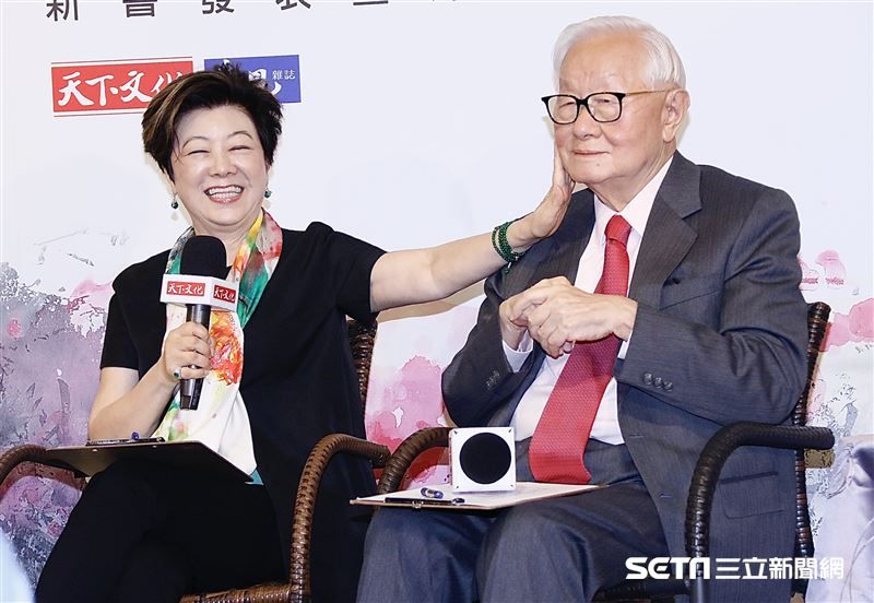 不畏疫情，張忠謀挺妻新書記者會，親筆序文好浪漫「除了台積電，還有芬」。（圖／記者林聖凱攝影）