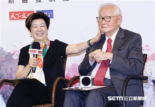 不畏疫情，張忠謀挺妻新書記者會，親筆序文好浪漫「除了台積電，還有芬」。（圖／記者林聖凱攝影）
