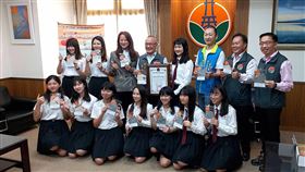 竹女社服社製作愛心口罩套　跨縣贈獨老新竹女中社會服務社發起製作愛心布口罩套活動，因校內不少學生來自苗栗，決定捐贈800個布口罩套給苗栗的獨居長者，31日由苗栗縣長徐耀昌（後左4）代表受贈。中央社記者管瑞平攝　109年3月31日