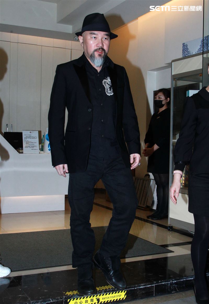 「黑舞鞋伴高飛」劉真靈堂最終日，開放媒體致意辛龍忍淚答禮。（記者邱榮吉/攝影）