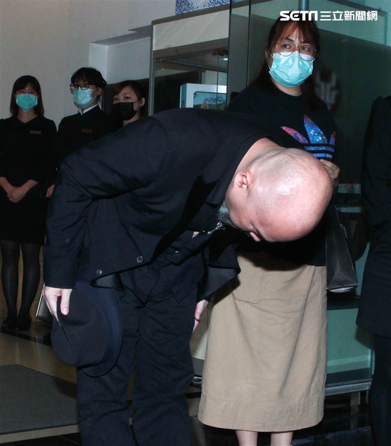 辛龍伴劉真到最後一刻，離去前忍淚90度鞠躬10秒道別，向媒體致意。（記者邱榮吉/攝影）