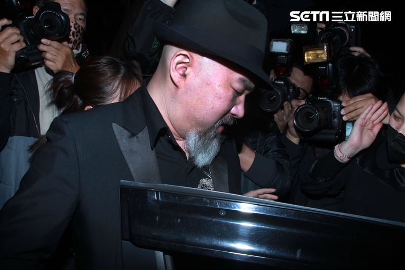 「黑舞鞋伴高飛」劉真靈堂最終日，開放媒體致意辛龍忍淚答禮。（記者邱榮吉/攝影）