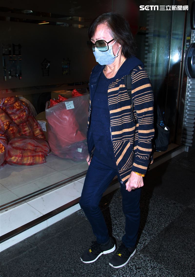 劉真靈堂最終日，劉媽媽前往靈堂看看女兒。（記者邱榮吉/攝影）