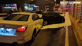 沙鹿區沙鹿路橋上車禍火燒車／翻攝畫面