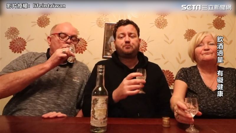 英國家庭初嘗台灣酒　高粱一口乾