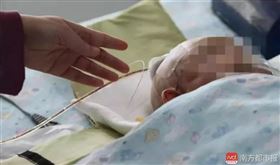 「天降蘋果」砸女嬰成重殘　女童的監護人判賠790萬（圖／翻攝自南方都市報）