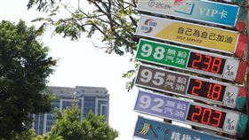 油價降價、加油站、加油、油價、台灣中油（圖／記者邱榮吉攝）