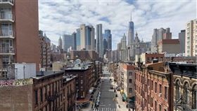 法新社31日根據官方數據彙整的結果顯示，自武漢肺炎疫情2019年底在中國出現至今，全世界染病死亡的人數達到4萬949名，其中美國已達4315起，超越中國的3305起。圖為美東時間22日曼哈頓下東區街道冷清景象。中央社記者尹俊傑紐約攝 109年3月24日