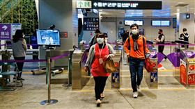  109年4月9日起民眾搭乘桃園機場捷運須全程配戴口罩，旅客未戴口罩將不得搭乘。(圖／桃捷公司提供)