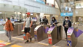 109年4月9日起民眾搭乘桃園機場捷運須全程配戴口罩，旅客未戴口罩將不得搭乘。(圖／桃捷公司提供)