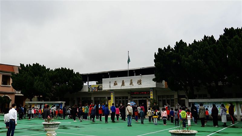 郝柏村創立金門柏村國小　降半旗默哀