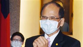 立法院長游錫堃（右）31日上午接見台灣再生能源推動聯盟理事長高茹萍（左）等一行，游錫堃向來賓拱手致意。中央社記者施宗暉攝　109年3月31日